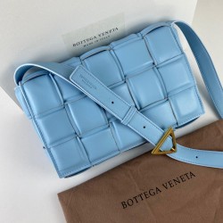 BOTTEGA VENETA PADDED CASETTE BAG MAVİ