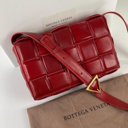 BOTTEGA VENETA PADDED CASETTE BAG KIRMIZI