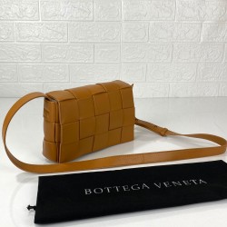 BOTTEGA VENETA CASETTE BAG HAKİKİ DERİ ÇANTA TABA