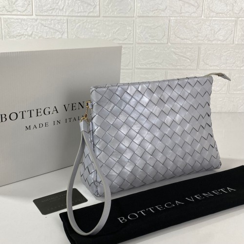 BOTTEGA VENETA ZİP TRİANGLE POUCH HAKİKİ DERİ CLUTCH GÜMÜŞ RENK
