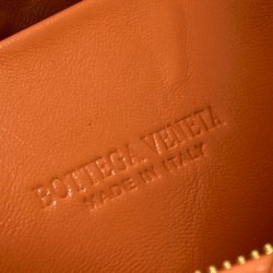 BOTTEGA VENETA ZİP TRİANGLE POUCH HAKİKİ DERİ CLUTCH TURUNCU