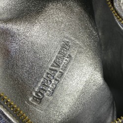 BOTTEGA VENETA THE MİNİ JODİE HAKİKİ DERİ ÇANTA GÜMÜŞ RENK