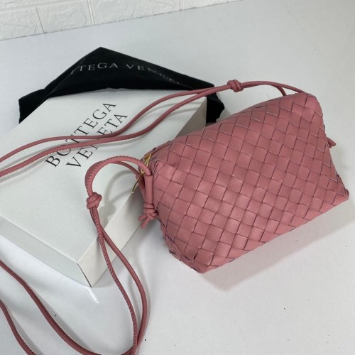 BOTTEGA VENETA LOOP MEDİUM CROSSBODY BAG HAKİKİ DERİ ÇANTA GÜL KURUSU