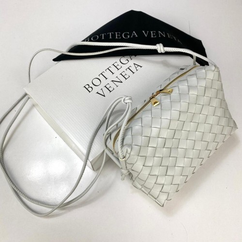 BOTTEGA VENETA LOOP MEDİUM CROSSBODY BAG HAKİKİ DERİ ÇANTA KIRIK BEYAZ