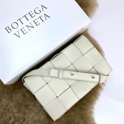 BOTTEGA VENETA CASETTE BAG HAKİKİ DERİ ÇANTA KIRIK BEYAZ