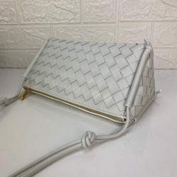 BOTTEGA VENETA POUCH ON STRAP %100 HAKİKİ DERİ BAYAN ÇANTA KIRIK BEYAZ