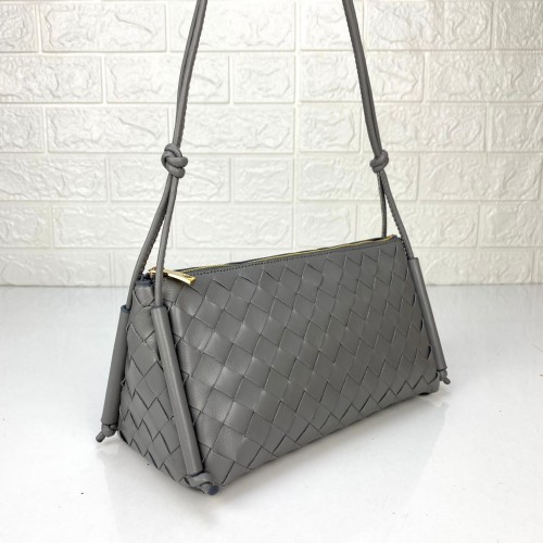 BOTTEGA VENETA POUCH ON STRAP %100 HAKİKİ DERİ BAYAN ÇANTA GRİ