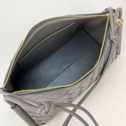 BOTTEGA VENETA POUCH ON STRAP %100 HAKİKİ DERİ BAYAN ÇANTA GRİ