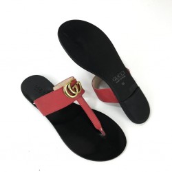 GUCCİ LEATHER THONG SANDALS WİTH DOUBLE G KIRMIZI