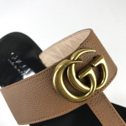 GUCCİ LEATHER THONG SANDALS WİTH DOUBLE G KUM BEJİ