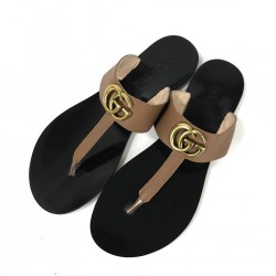 GUCCİ LEATHER THONG SANDALS WİTH DOUBLE G KUM BEJİ