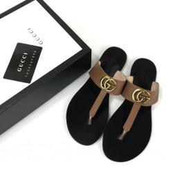 GUCCİ LEATHER THONG SANDALS WİTH DOUBLE G KUM BEJİ