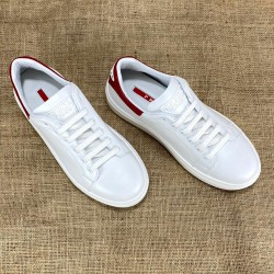 PRADA CONTRAST-HEEL LOW-TOP HAKİKİ DERİ ERKEK SNEAKER BEYAZ-KIRMIZI