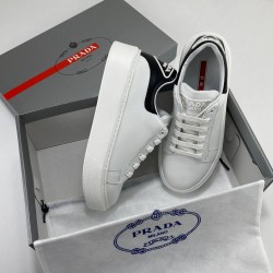 PRADA CONTRAST-HEEL LOW-TOP HAKİKİ DERİ BAYAN SNEAKER BEYAZ-SİYAH
