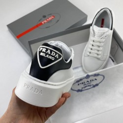 PRADA CONTRAST-HEEL LOW-TOP HAKİKİ DERİ BAYAN SNEAKER BEYAZ-SİYAH